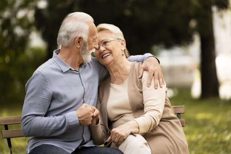 medium-shot-smiley-senior-couple